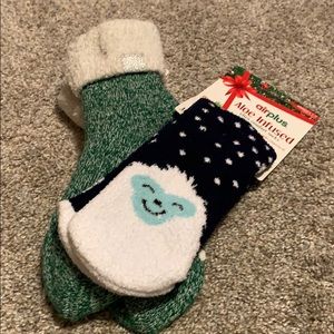 2 pairs NWT women’s holiday socks.